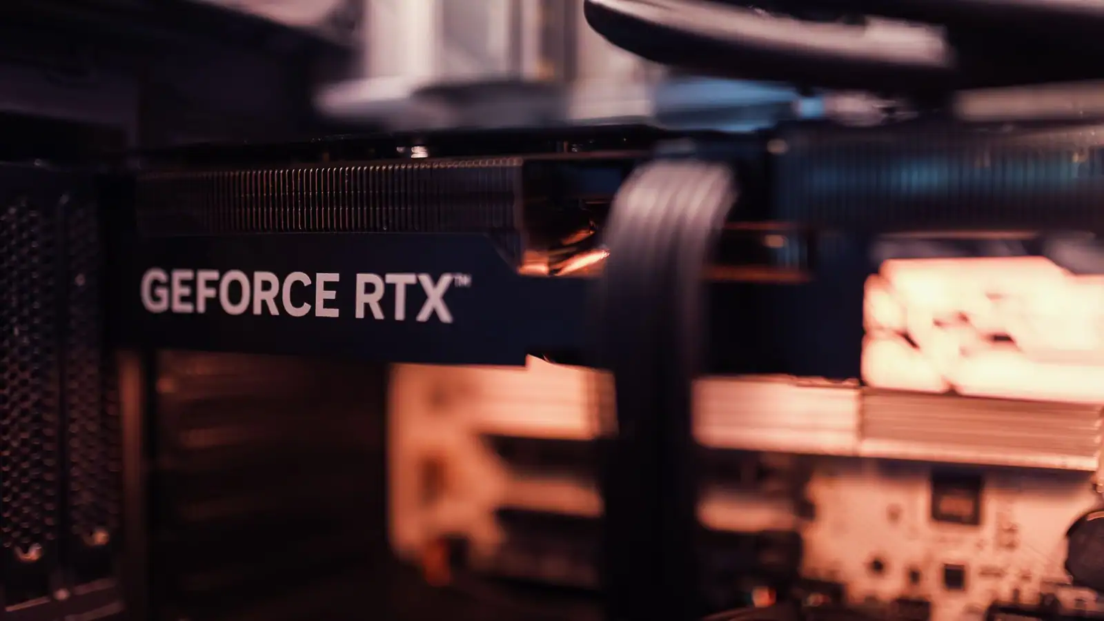 Carte graphique GeForce RTX installée dans un boîtier d'ordinateur, gros plan sur le matériel