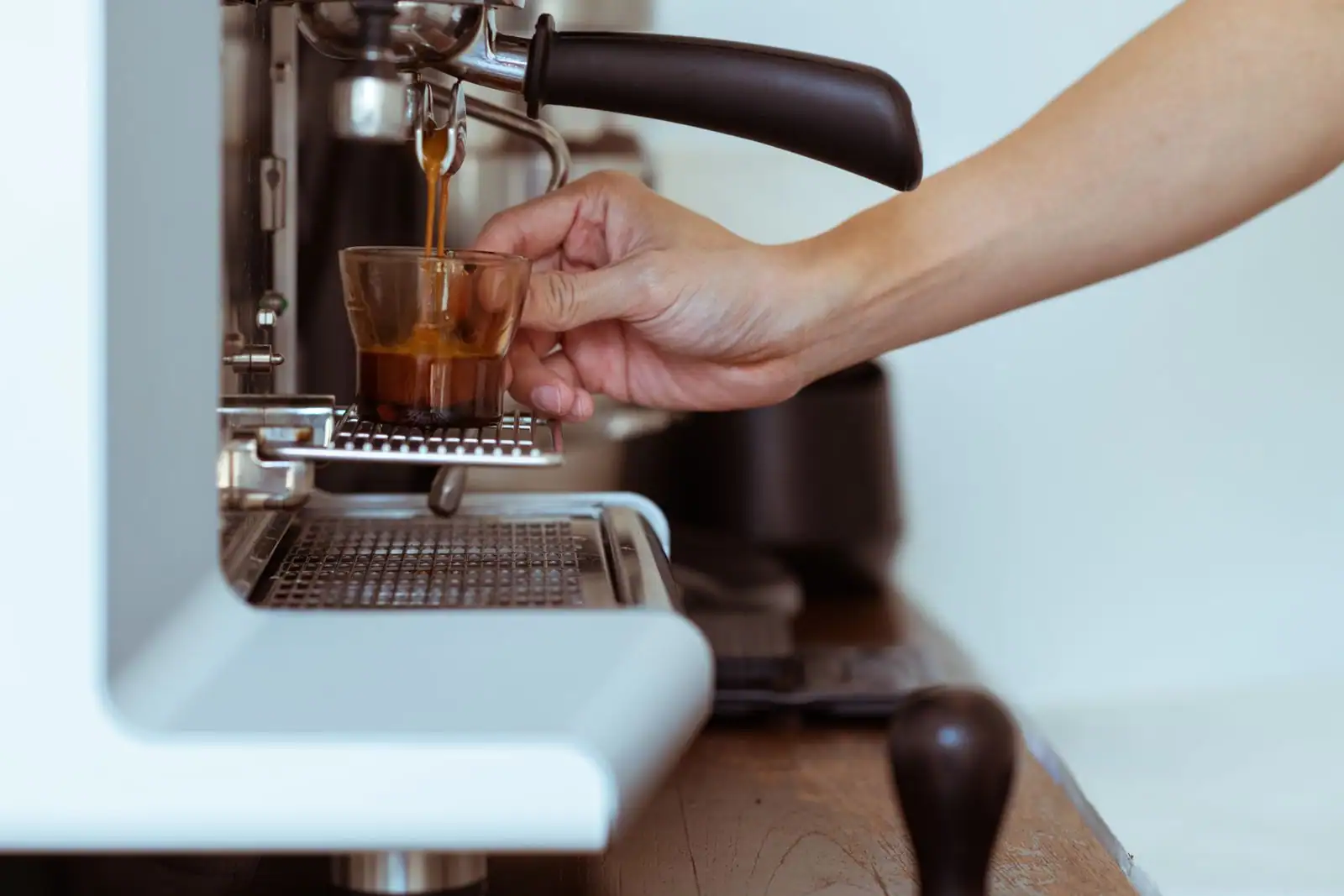 Tasse d'espresso servie sur un comptoir de café à Paris