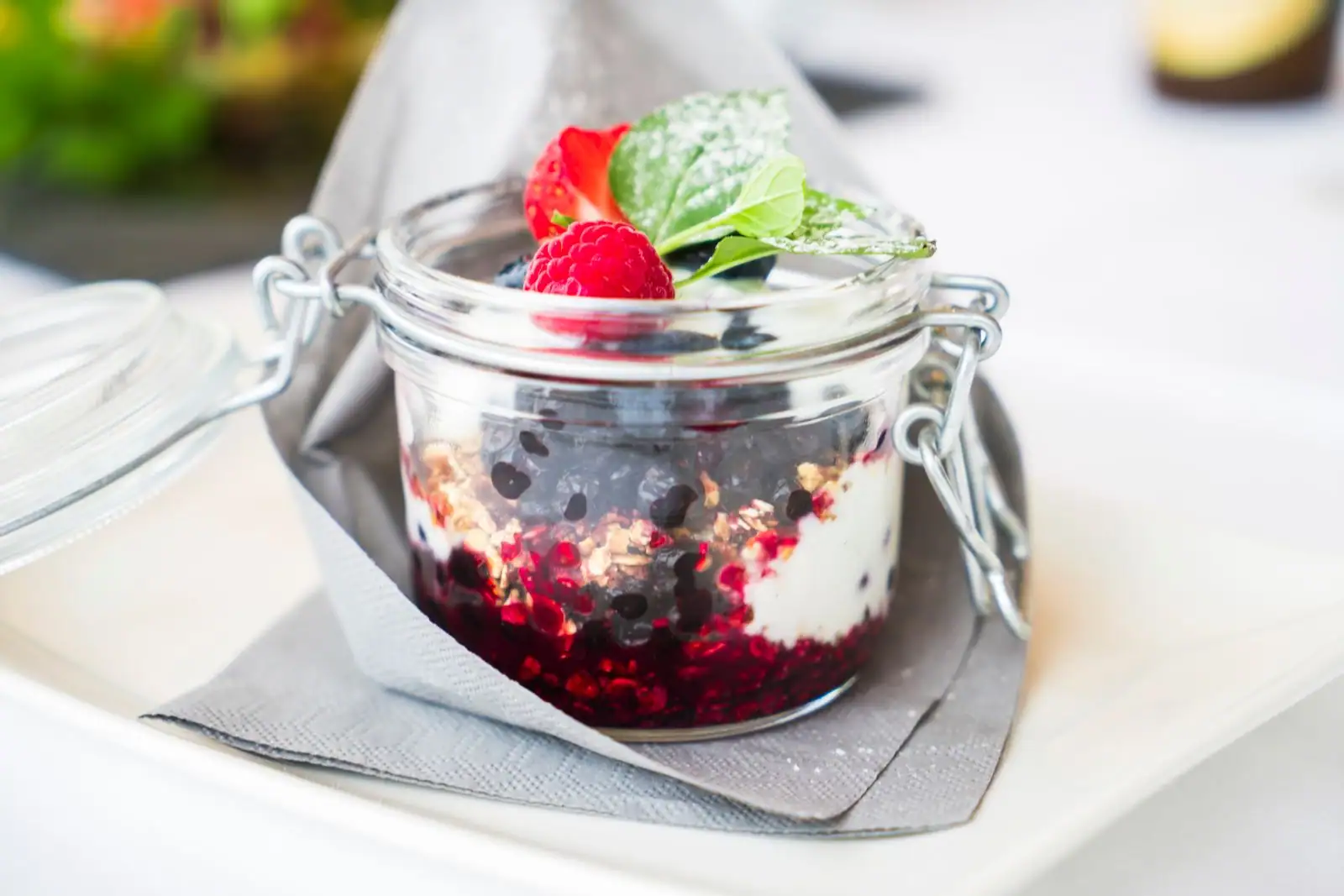 Verrine de dessert aux fruits rouges et au laitage servie dans un bocal en verre