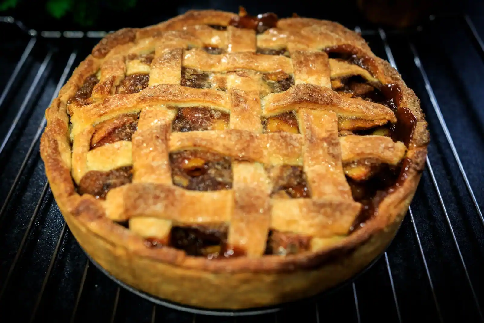 Tarte aux pommes maison dorée, quartiers de pommes rangés sur une pâte fine.