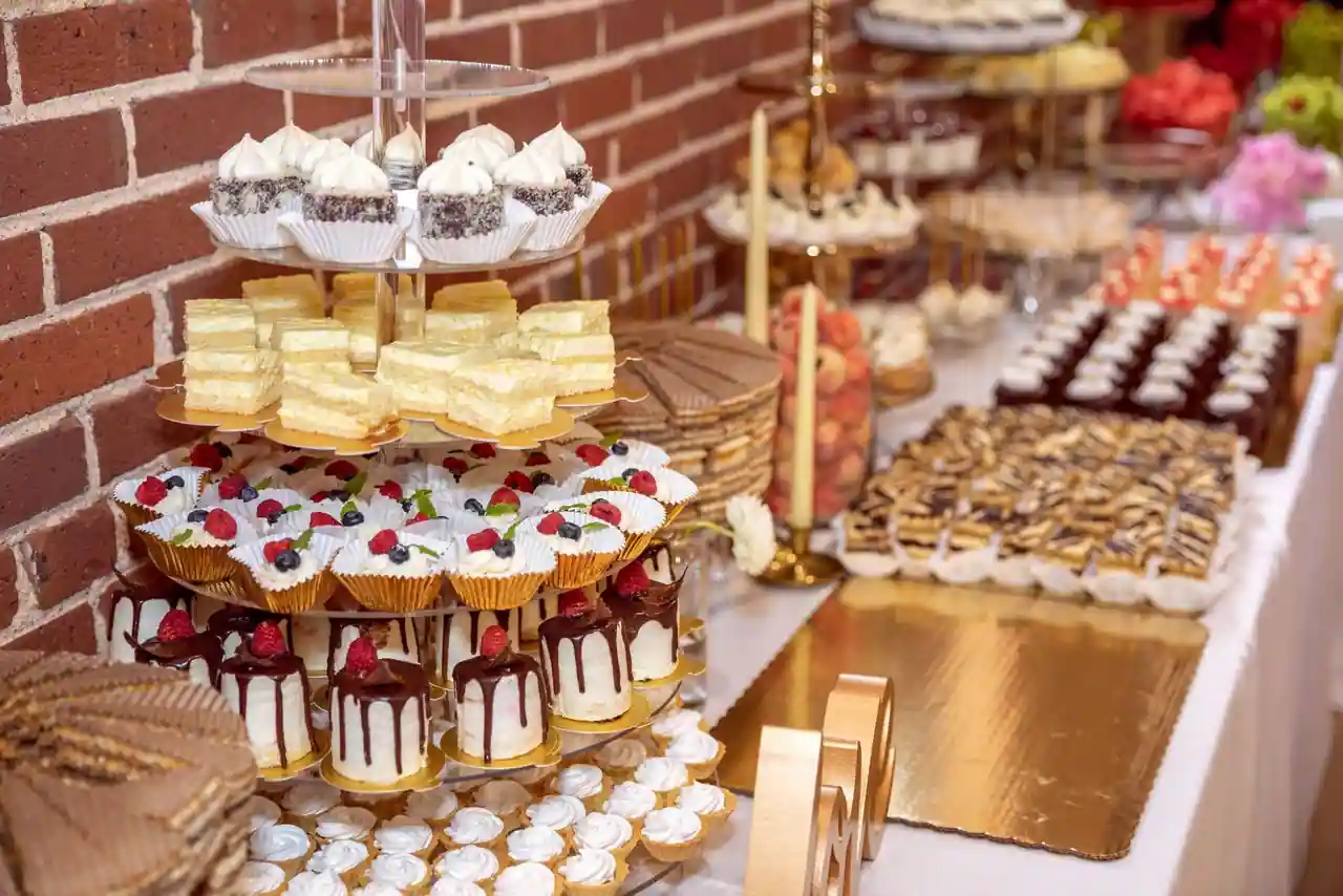 Assortiment de desserts variés présentés ensemble sur une table : gâteaux, tartes et fruits