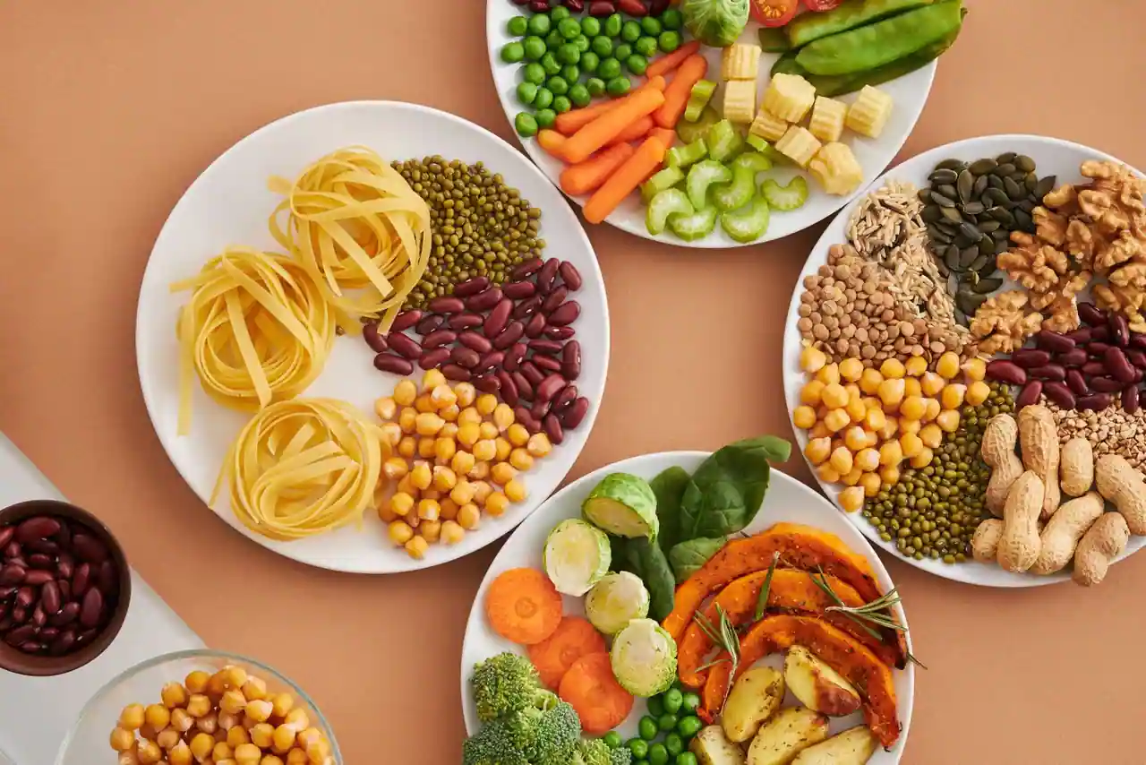 Assiettes de légumes, légumineuses et céréales, illustrant l'alimentation végétarienne et vegan