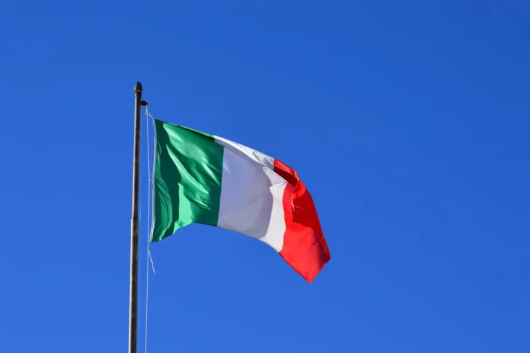 Le drapeau italien : couleurs, sens et histoire du tricolore
