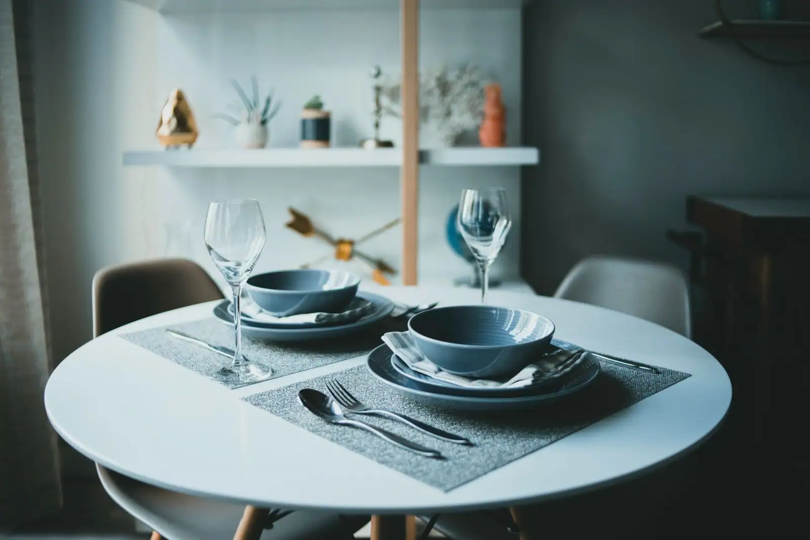Table dressée avec assiettes, couverts et verres