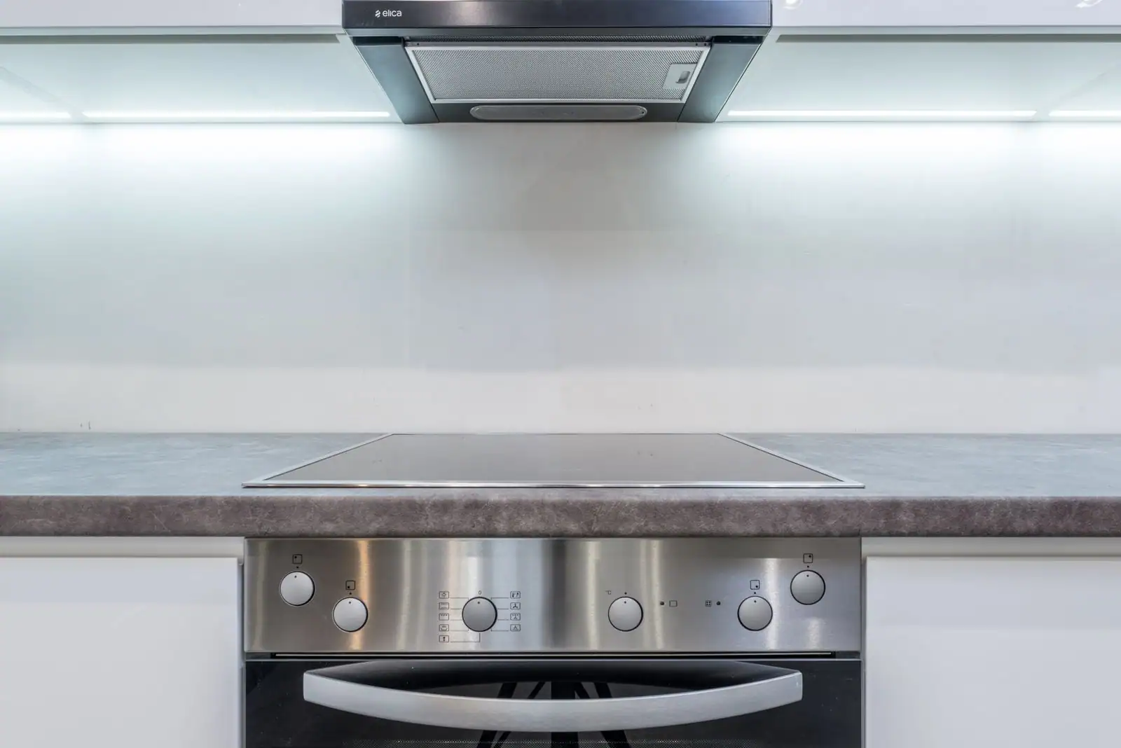 Appareils électroménagers alignés dans une cuisine équipée moderne
