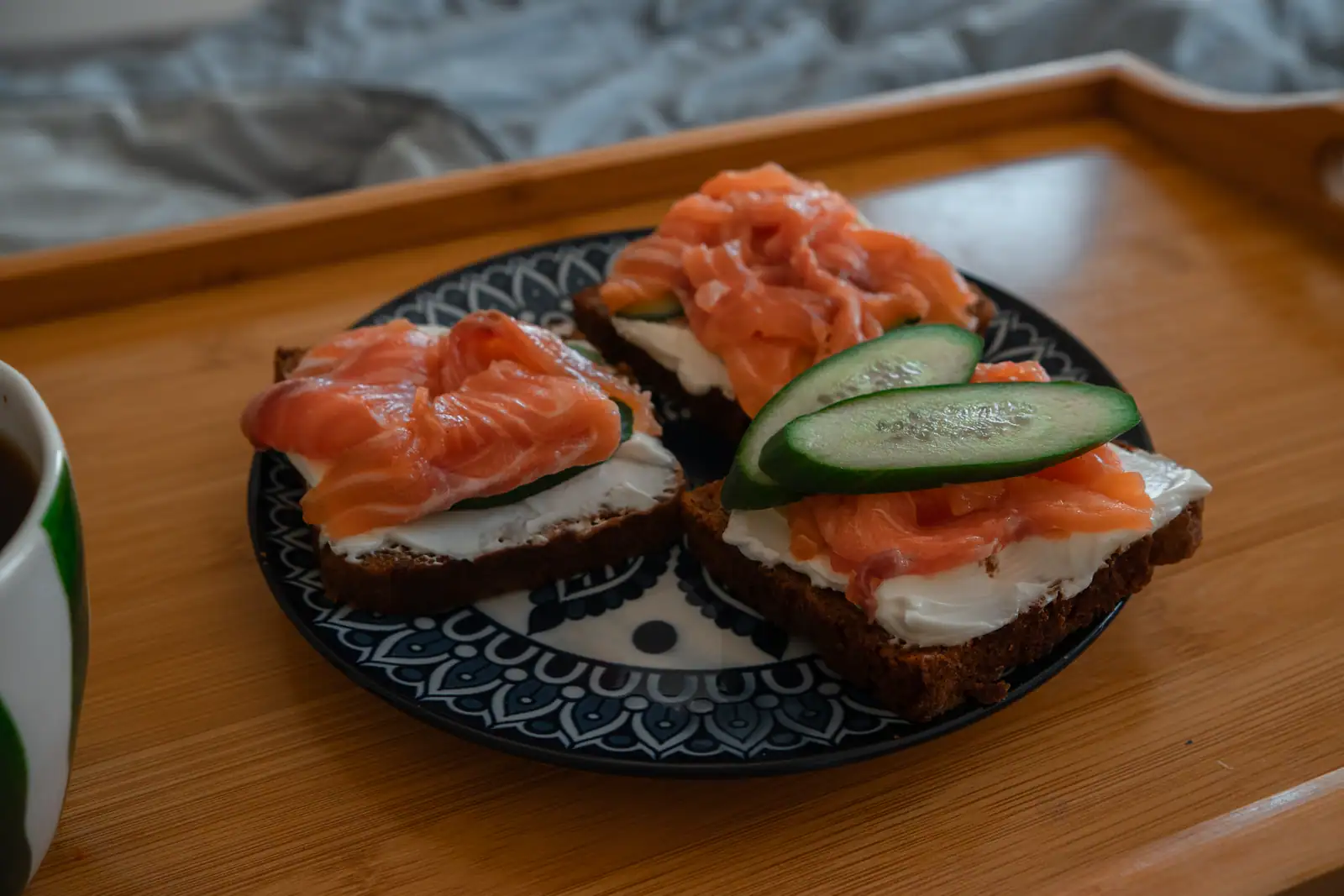 Toasts de pain de seigle garnis de fromage frais, de saumon fumé et de concombre