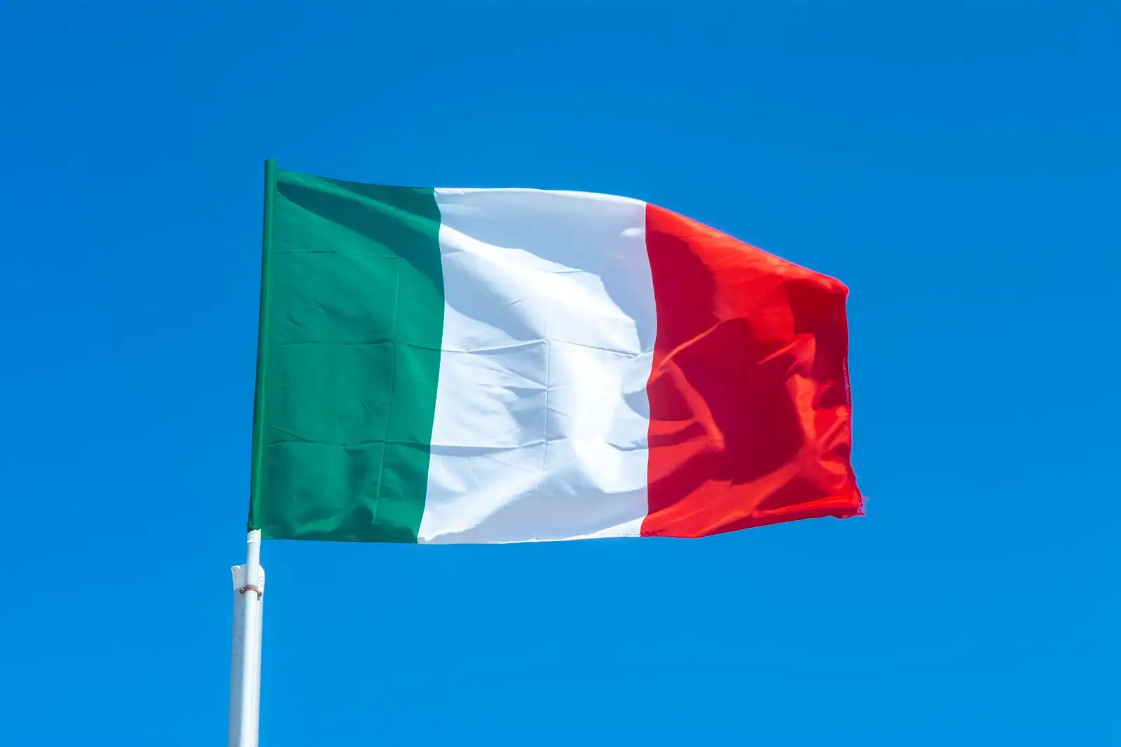 Drapeau italien flottant, symbole de la nation