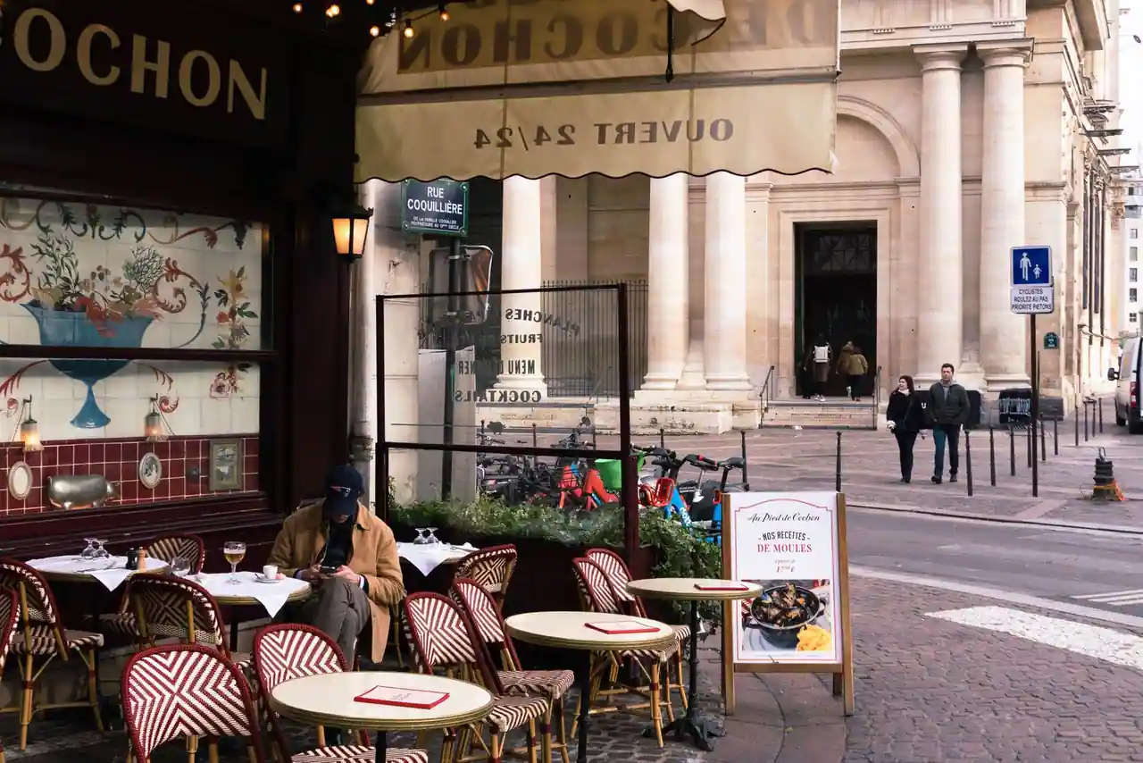 Facade d'un ancien cafe-restaurant parisien dans une rue pavee du centre historique