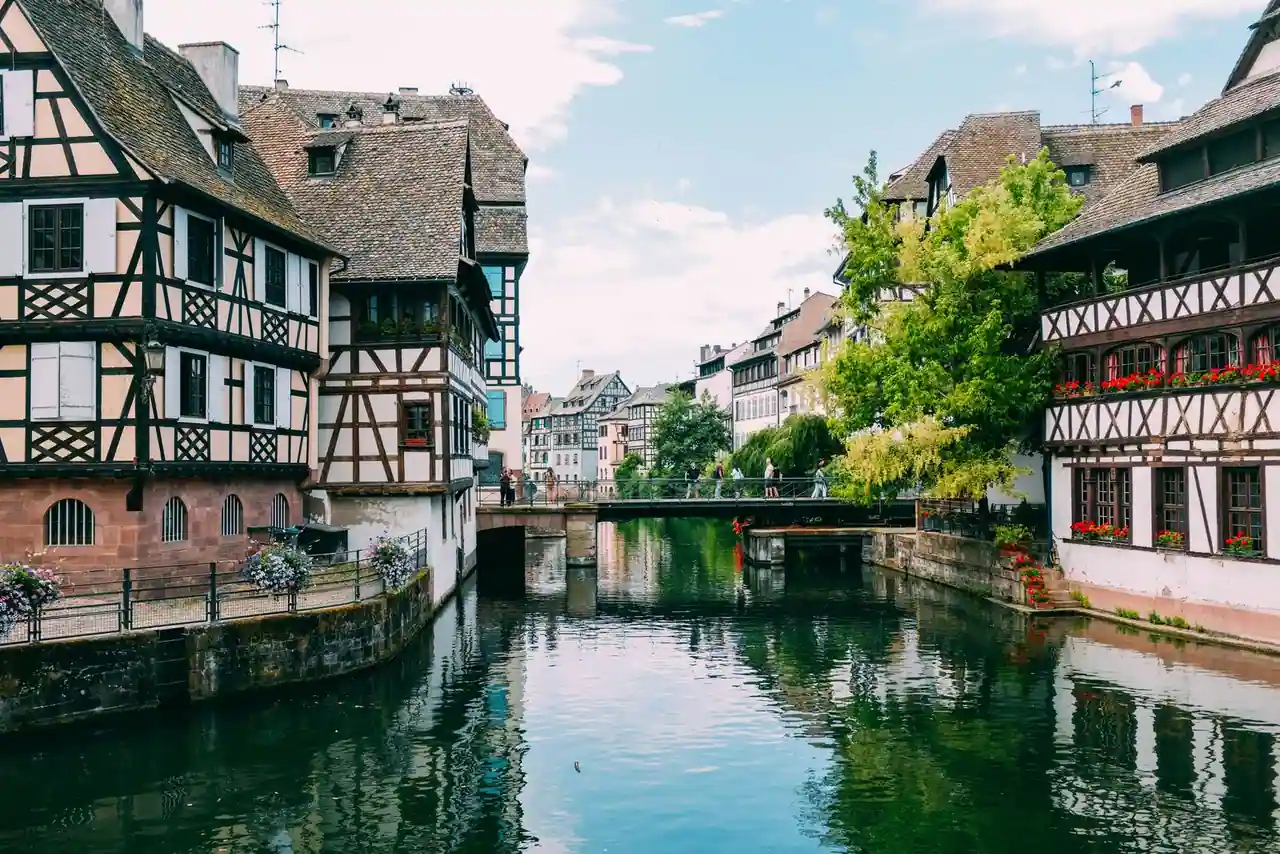 Maisons à colombages au bord d'un canal dans la vieille ville de Strasbourg.