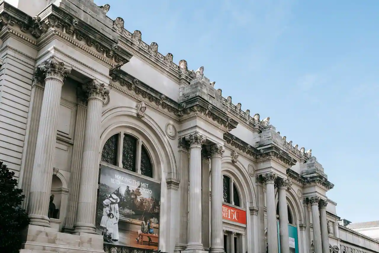 Façade à colonnes du Metropolitan Museum of Art à New York, avec ses bannières d'exposition