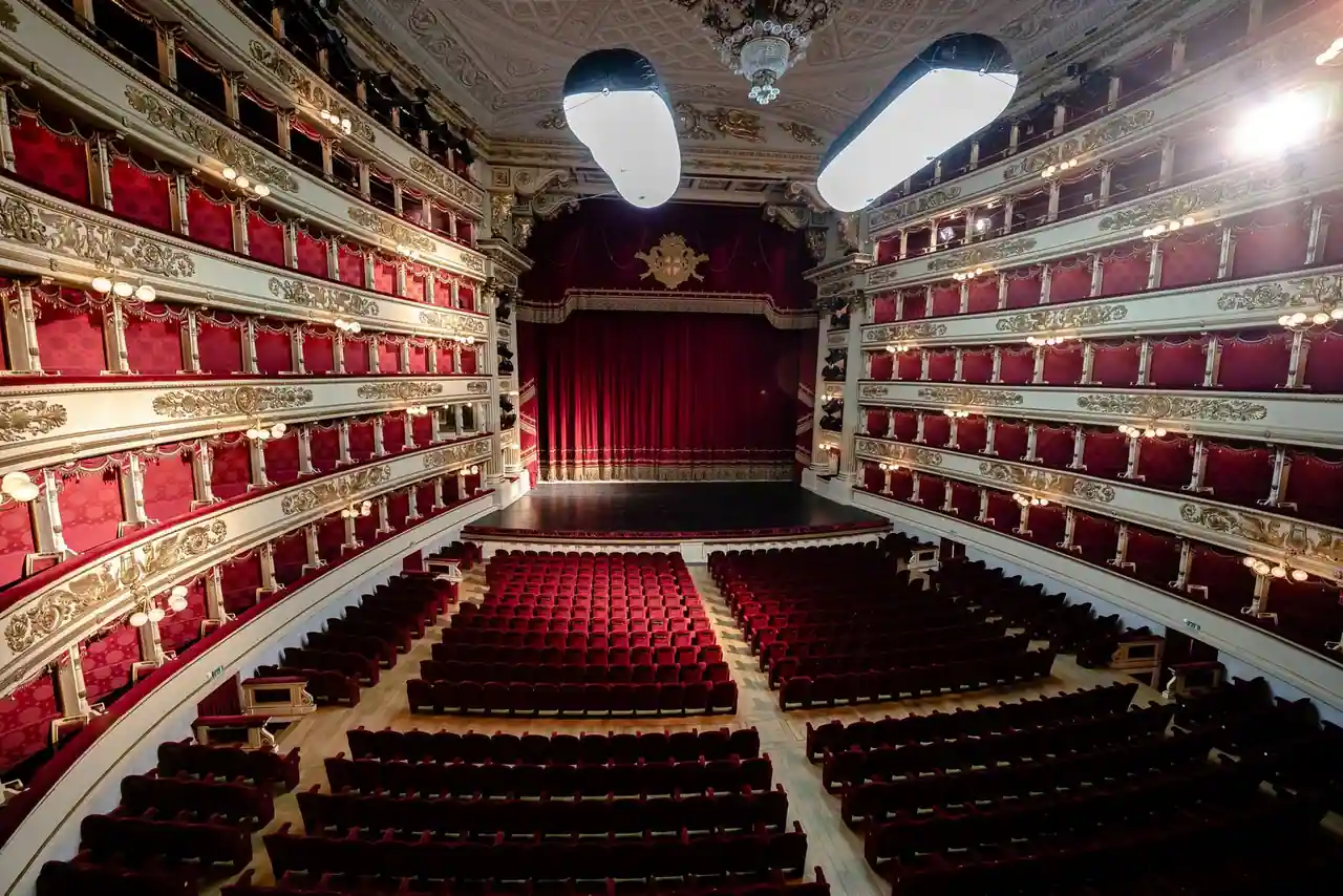 Intérieur de la Scala de Milan, célèbre opéra italien, avec ses loges rouge et or et la scène au fond