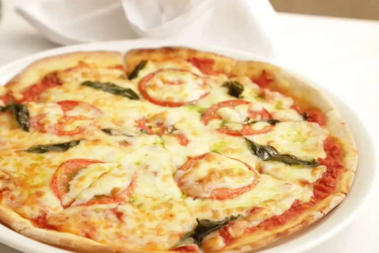Pizza maison : la recette et la méthode pour la réussir au four classique