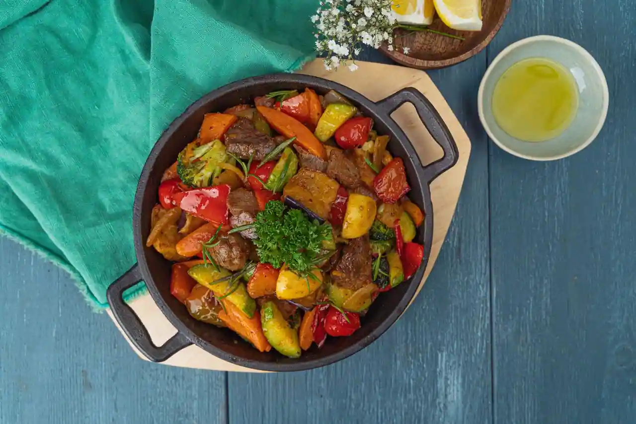 Poelee de legumes colores et de viande dans une cocotte en fonte, plat du soir