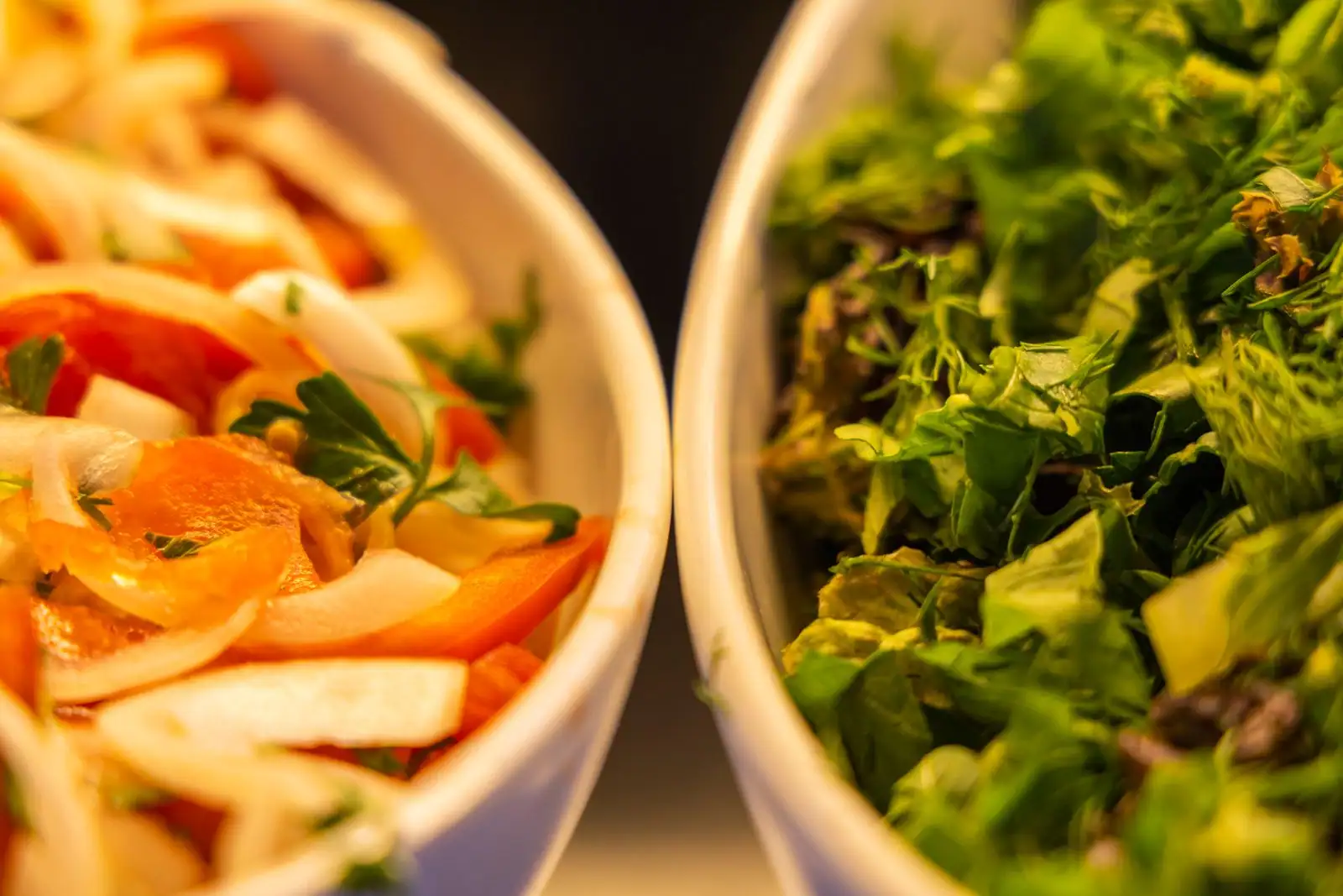 Bols de légumes frais émincés et de salade verte, base colorée d'un repas léger et équilibré