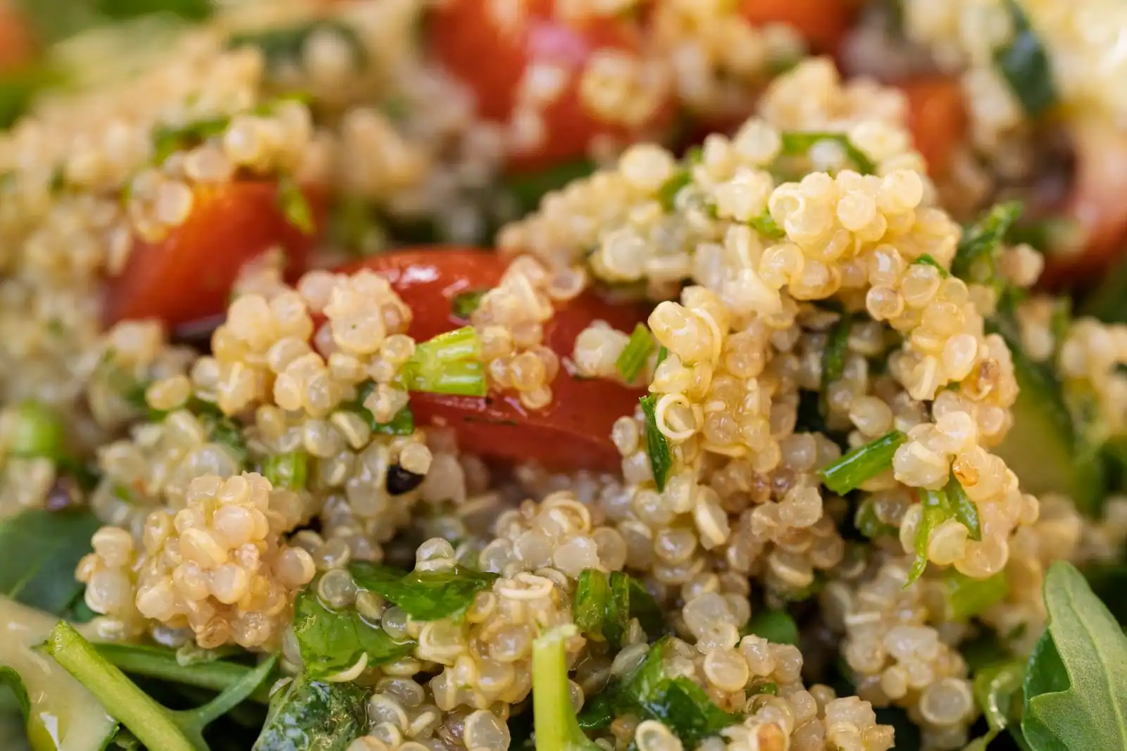 Salade de quinoa aux tomates cerises et herbes fraîches, naturellement sans gluten