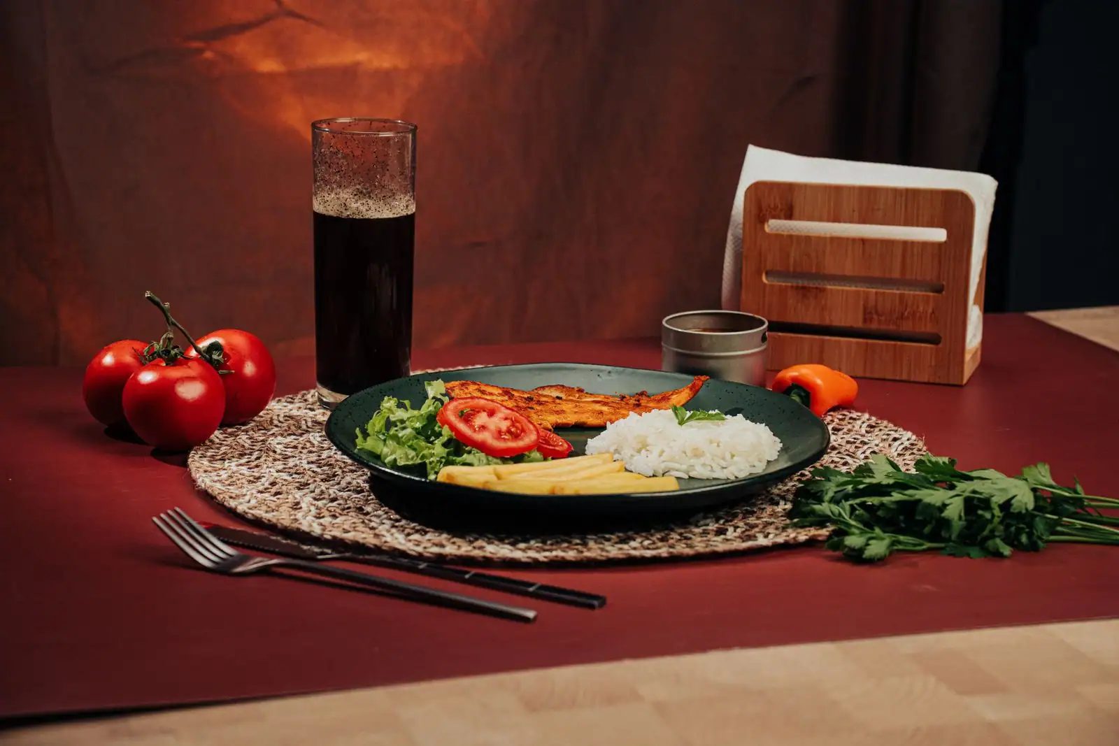 Assiette dressée avec poulet grillé, riz blanc, salade verte et tomate