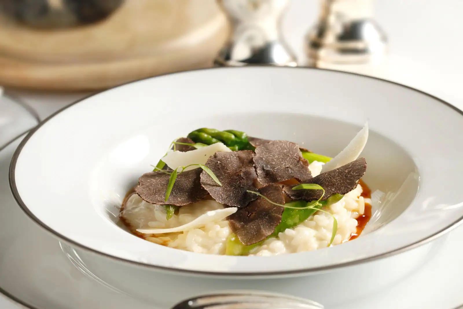 Risotto crémeux aux pointes d'asperges vertes, garni de copeaux de truffe et de parmesan