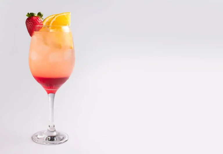 Tequila sunrise : la recette et le geste pour réussir le dégradé