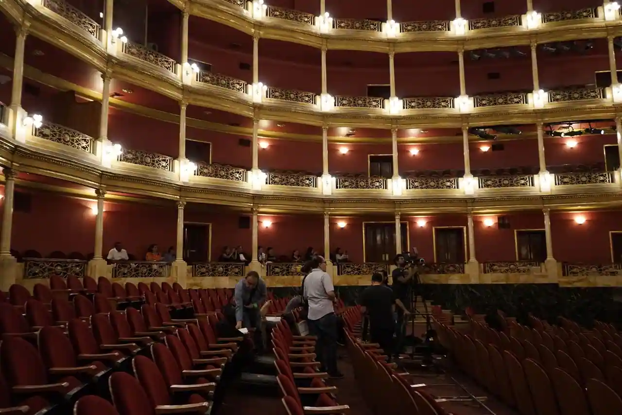 Salle de théâtre à l'italienne aux fauteuils rouges et aux balcons à plusieurs niveaux