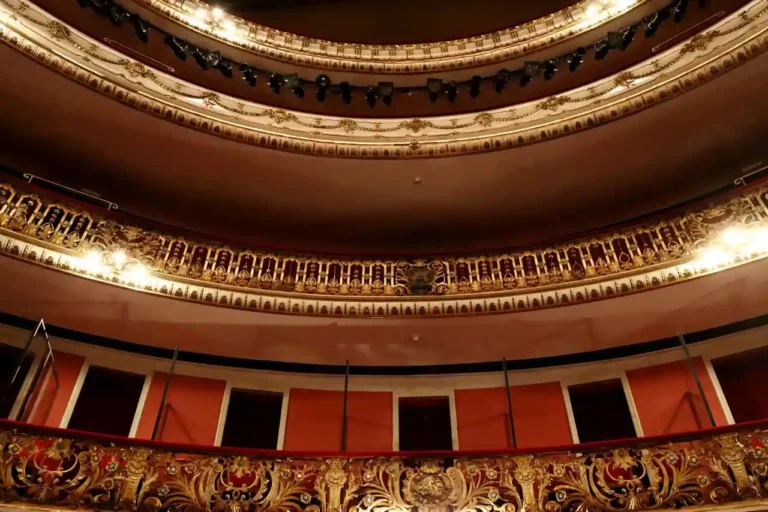 Théâtre Mogador : la grande maison parisienne de la comédie musicale