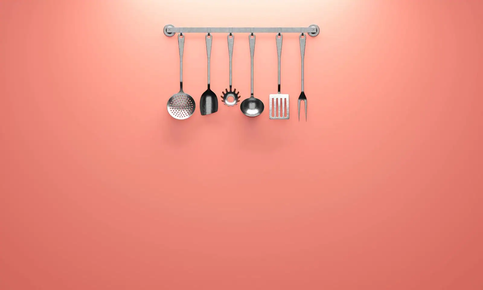 Six ustensiles de cuisine en inox suspendus à une barre murale, écumoire, louche et spatules