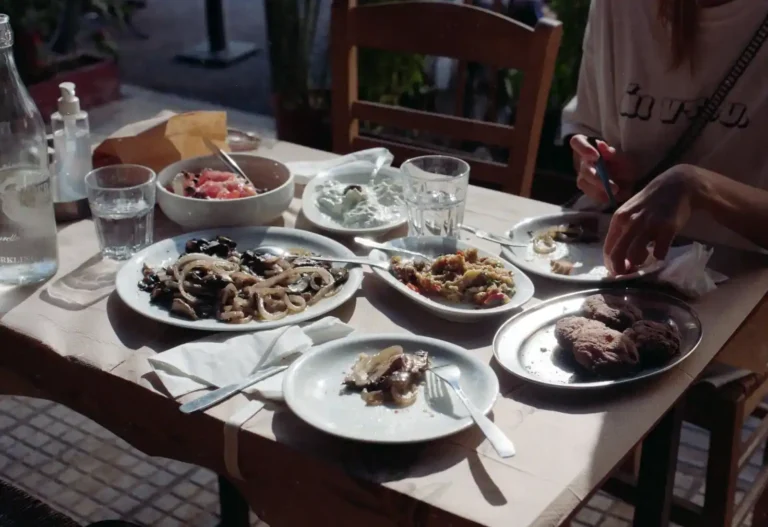 Cuisine grecque : comment on mange vraiment, et quoi cuisiner chez soi