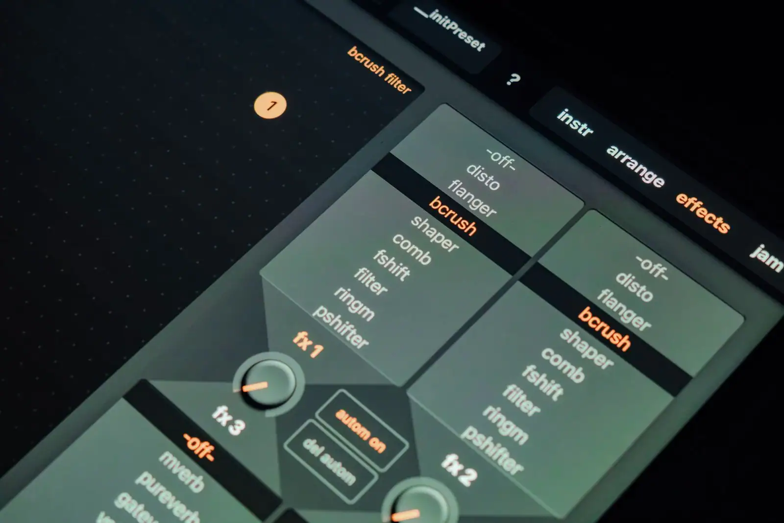 Interface logicielle en thème sombre : menus déroulants et libellés orange sur fond noir.