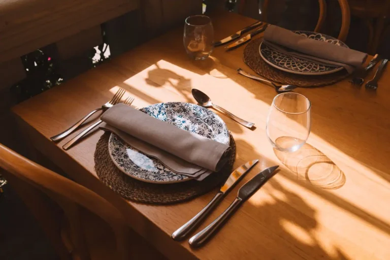 Dresser une table : l&rsquo;espace, l&rsquo;ordre des gestes et le service