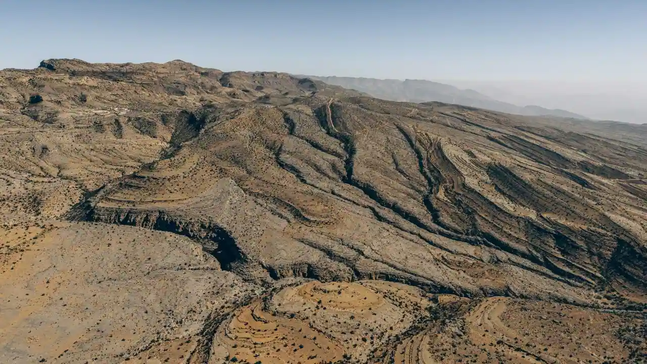 Vue aérienne d'un relief montagneux, illustrant les données topographiques importées en 3D