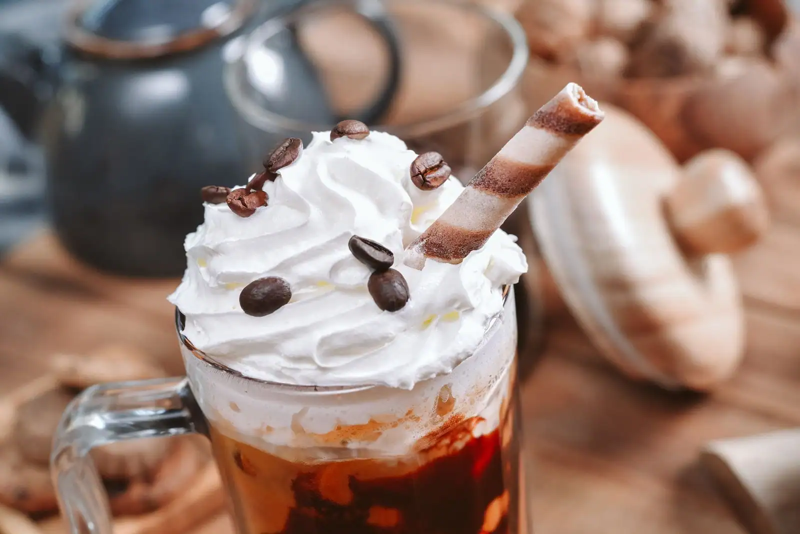 Verre de café oscar glacé avec boule de glace vanille et chantilly, dessert de bistrot classique