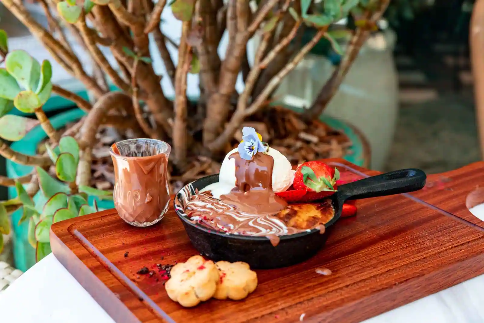 Tranches de poire fraîche nappées de chocolat fondu, dessert rapide prêt à servir.