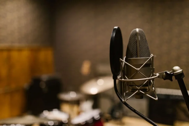Med Hondo : qui se cache derrière cette voix qu&rsquo;on connaît tous
