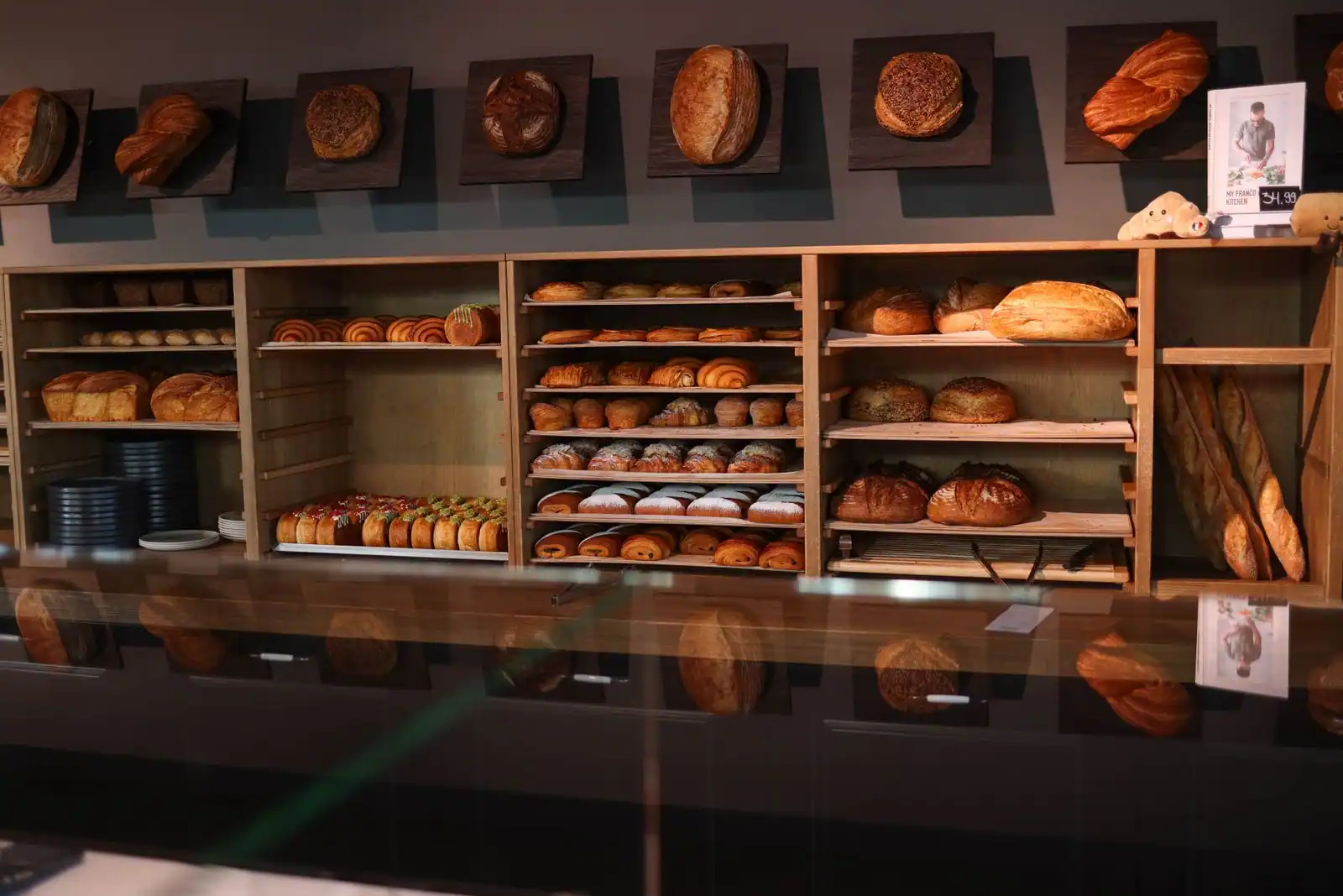 Pains sans gluten présentés sur l'étal d'une boulangerie artisanale, prêts à la vente.