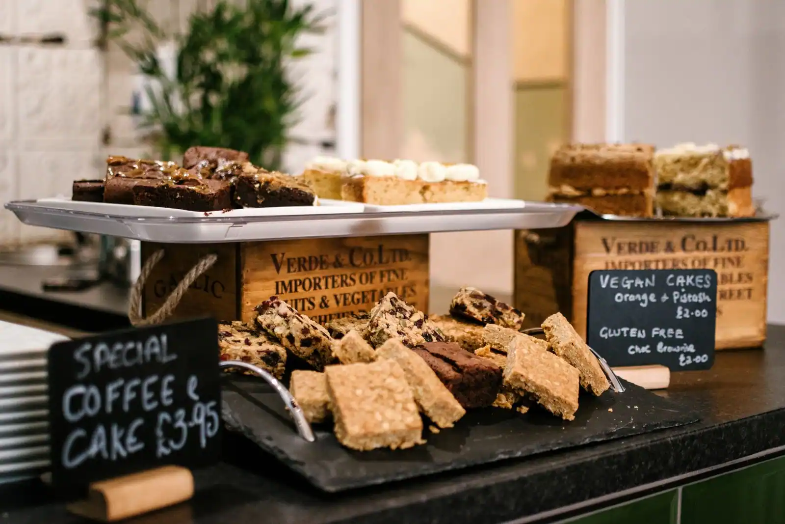 Vitrine de pâtisseries artisanales sans gluten présentées dans une boutique