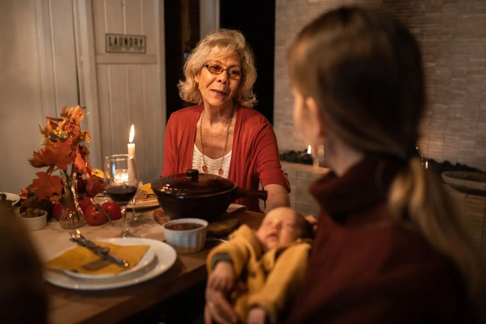 Table familiale avec un plat unique partagé : viande, légumes et féculent réunis dans un même plat.