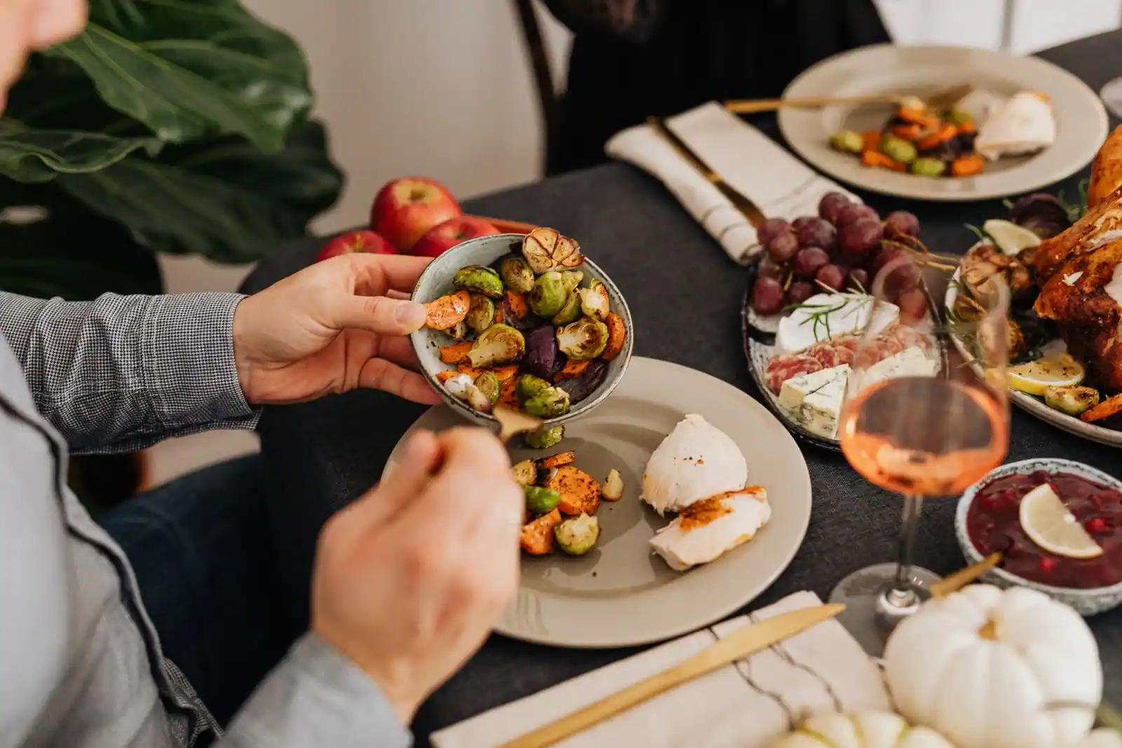 Table dressée avec un repas complet et convivial, prête à accueillir des invités
