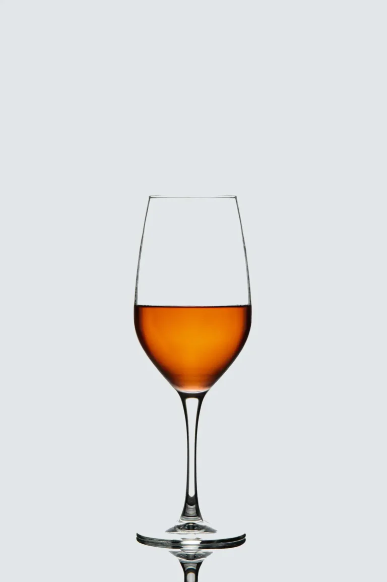 Vin orange : ce que c&rsquo;est vraiment et en quoi il diffère du rosé